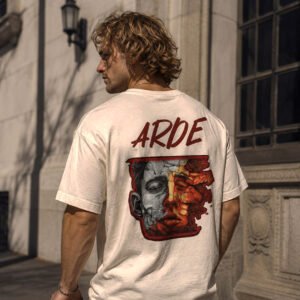 laiamarita-arde-color-vainilla-camiseta-unisex-modelo-hombre