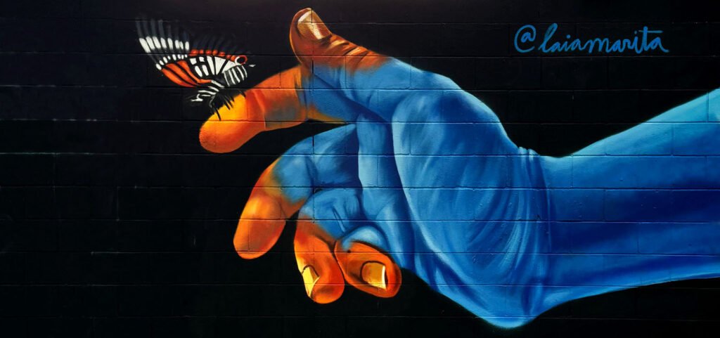laiamarita-mural-arte-urbano-figurativo-transformador-evolución-mariposa-manos-festival-monart-girona-salt
