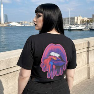 laiamarita-camiseta-negra-mujer-mural-liberate-mangas-oversized-cintura-corta