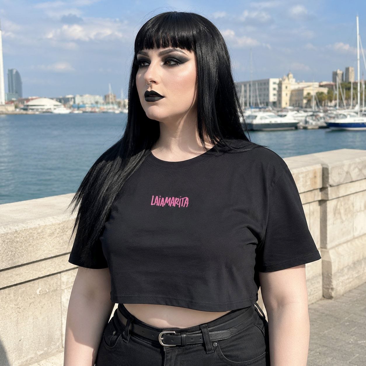 laiamarita-camiseta-negra-mujer-mural-liberate-mangas-oversized-cintura-corta-logo-laiamarita-labios