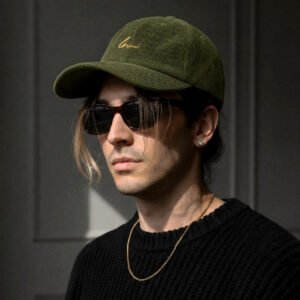 laiamarita-gorra-pana-verde-logo-oro-viejo-unisex-talla-única-hombre-modelo