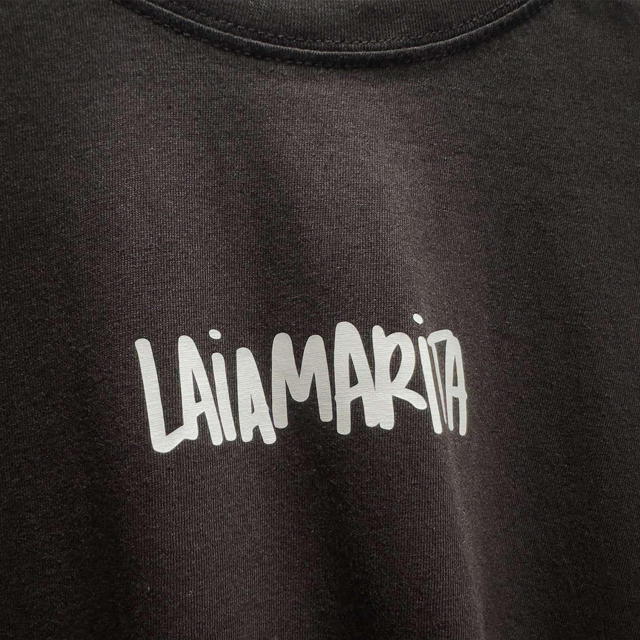 camiseta-unisex-negra-basica-unisex-logotipo-laiamarita-marca-detalle